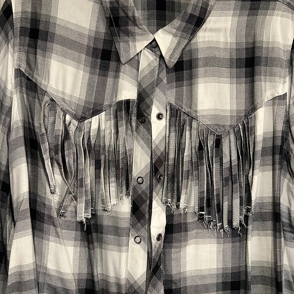 Como Vintage Plaid Print Long Flannel. Light material. Never worn. Size XL. - Picture 5 of 7